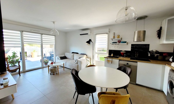 Aubagne Apartment | Luxury apartment in residence with swimming pool