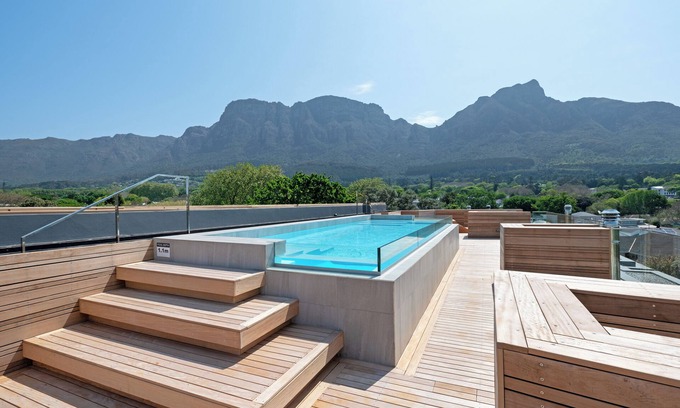 Newlands Apartment | Luxury Apartment in Newlands Cape Town - Streamside tranquility