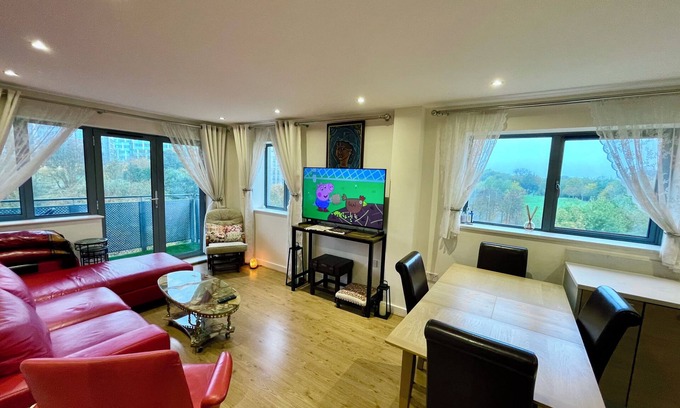 Hanger Hill Apartment | Luxury Apartment - Lake view - Chose to sleep under the sound of water falls.