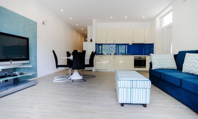 Zrnovnica Apartment | Luxury Apartment Lara Blue