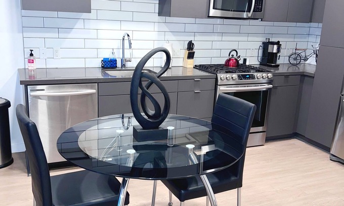 Waterfront Apartment | Luxury apartment minutes to beach
