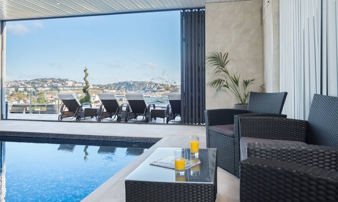 Torquay Apartment | Luxury Apartment - Sleeps 4 - Spectacular Views with Private Pool and Hot Tub