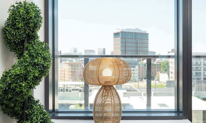 East Cambridge Apartment | Luxury Apartment w King Bed, Shared Pool & Rooftop