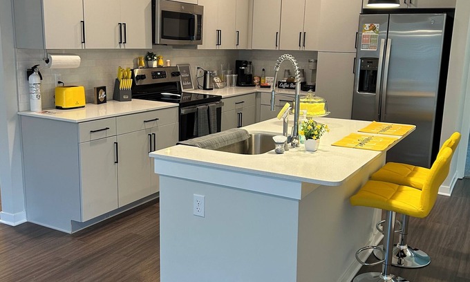 Plainfield Apartment | Luxury Apartment with Garage and Washer/Dryer