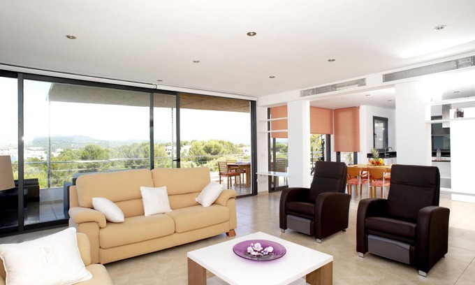 Portocolom Villa | Luxury apartment with beautiful views, private pool and beach access