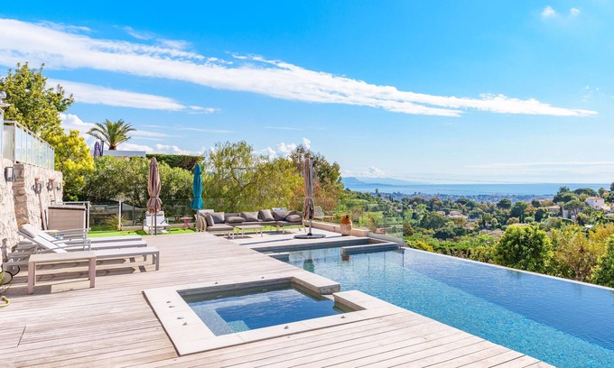 Vallauris Apartment | Luxury apartment with panoramic sea view in a villa high above Cannes