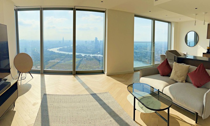 Canary Wharf Apartment | Luxury Apartment with Panoramic Views in Canary Wharf