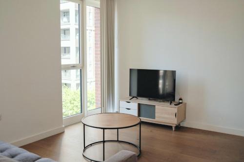 Elephant and Castle Apartment | Luxury Apartment with Private Balcony in Zone 1