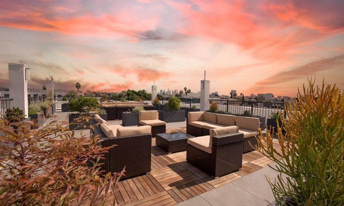 Carthay Circle Apartment | Luxury at its Finest in Larchmont W. Roof Deck