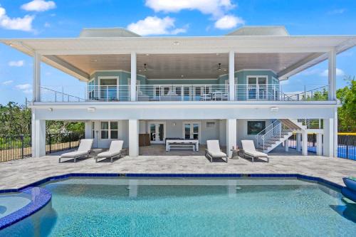Crescent Beach House | Luxury At The Beach Waterfront w Dock Pool 4 Beds