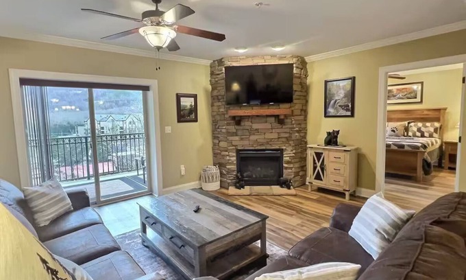 Gatlinburg Condo | Luxury at the Summit - Downtown Gatlinburg - Free Parking