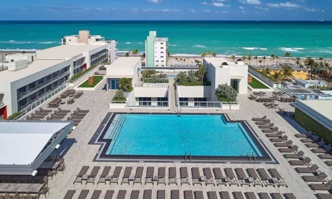Hollywood Apartment | Luxury Beach Condo with Rooftop Pool