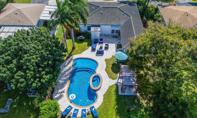 South Lake Villa | Luxury Beach Escape: Pool, Jacuzzi & FirePit For 11