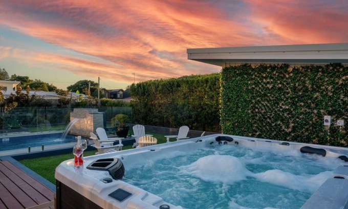 Long Jetty House | Luxury Beach Home ~ Heated Pool ~ Hot Spa ~ Fire Pitt ~ Golf