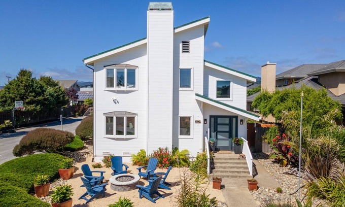 Half Moon Bay House | Luxury Beach House near Downtown Main Street Half Moon Bay