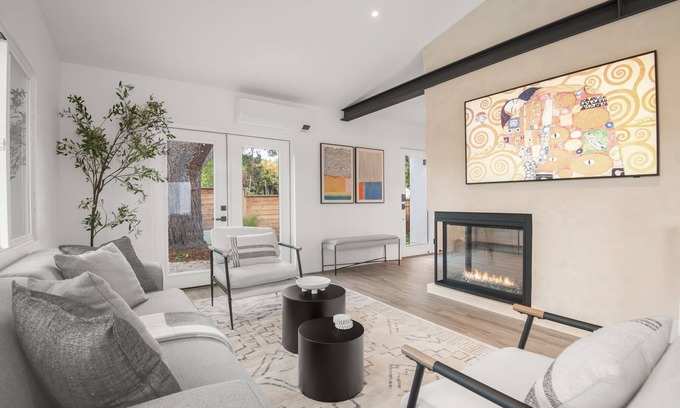 East Mesa House | Luxury Beach Retreat - Enclosed Lot, Spa, 3 minute walk to Beach, Modern