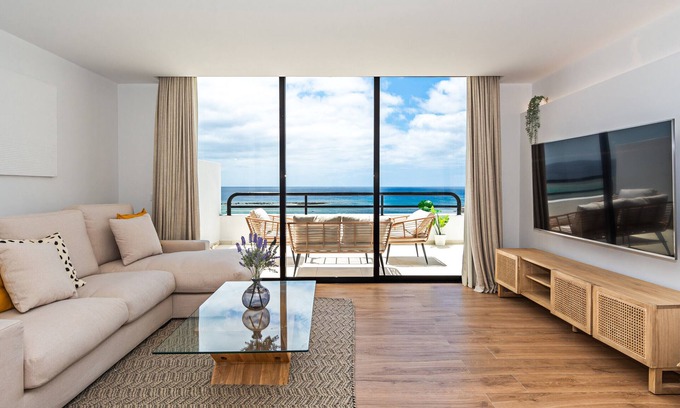 Arrecife Apartment | Luxury Beach Views 2BR House - Private Parking