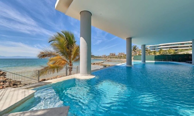 Tuxtla Gutierrez Apartment | Luxury Beachfront 2Br Unit - Ocean View - King Bed