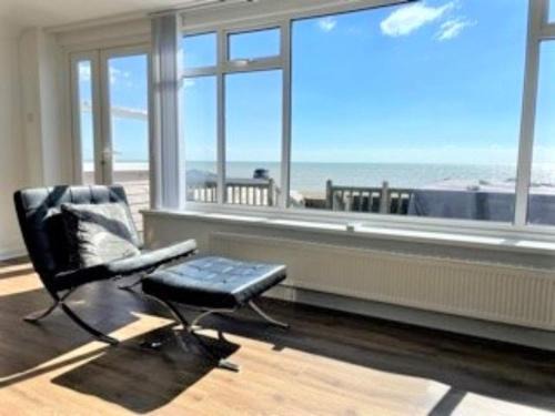 Pevensey House | Luxury Beachfront The Cozy Clam