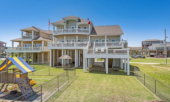 Port Bolivar House | Luxury Beachfront~Ground level Palapas Bar~ Hot Tub ~ private walk over bridge