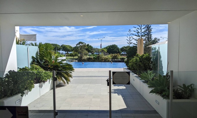 Coolangatta Apartment | Luxury Beachside Courtyard resort apartment 2 br 2 bath Family sized, beach 1min