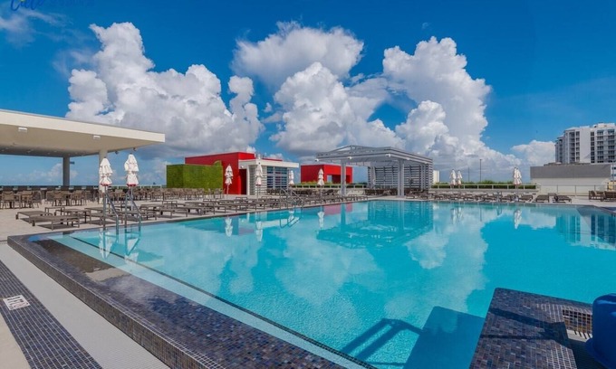 Hollywood Condo | Luxury Beachside Condo with Bathtub - CS23