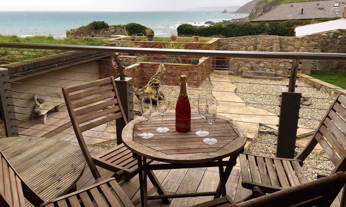 Portwrinkle Cottage | Luxury Beachside Cottage - Unspoilt Cornish Village - Child/Dog Friendly