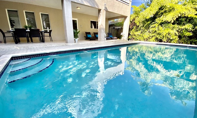Hollywood Lakes House | Luxury Beachwalk Villa