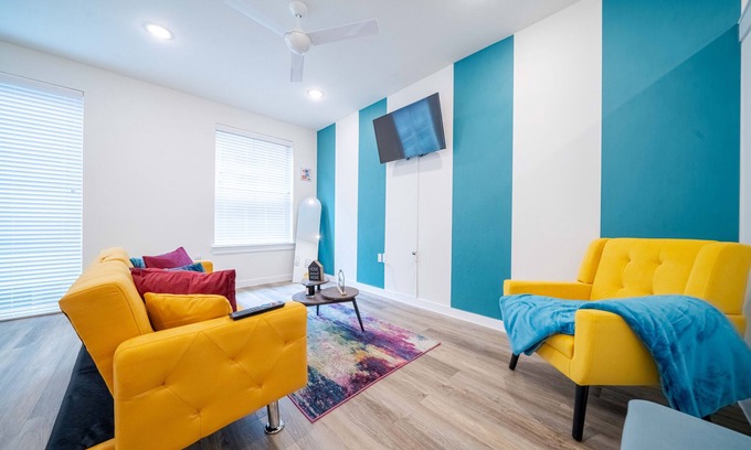 Dallas Apartment | Luxury Brand New 1BR near Dallas Love Field, Free Parking, Wifi and Workspace.