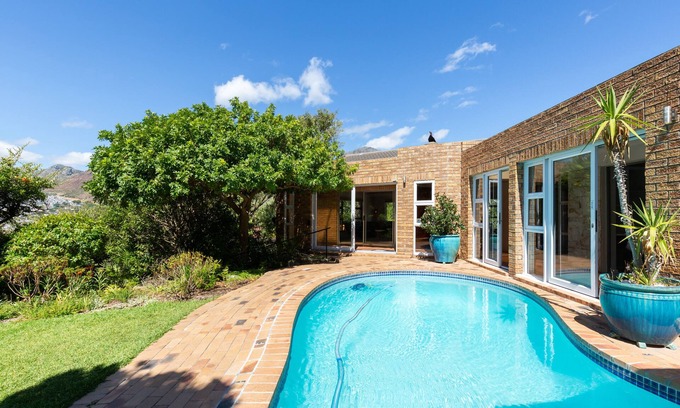 Hout Bay House | Luxury bungalow for 6 close to Cape Town centre and beach.