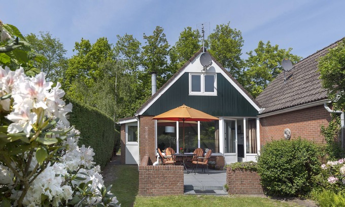 Ouddorp House | Luxury bungalow suitable for 4 persons. 1 km away from the beach/center.