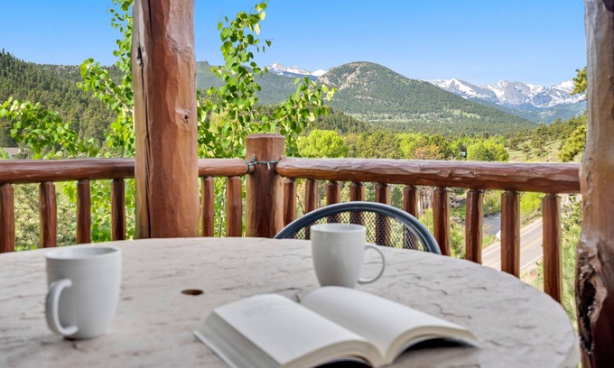Estes Park Cabin | Luxury Cabin 4bdr Mtn and River Views. Private Hot tub, 2 blocks to downtown