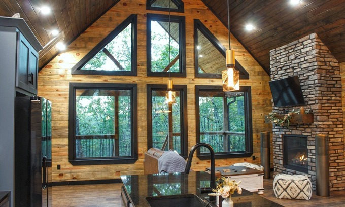 Wilburton Cabin | Luxury Cabin adjoining Robber's Cave State Parkn