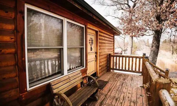 Arkdale Cabin | Luxury Cabin by Castle Rock Lake/Wisconsin Dells!