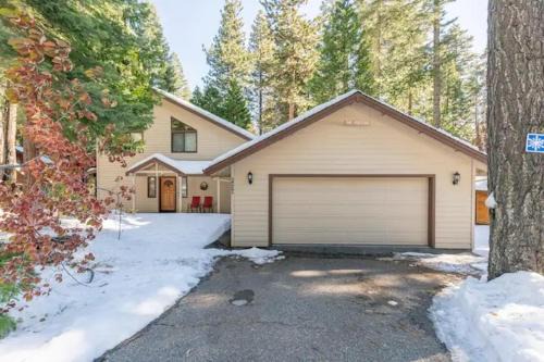 Arnold House | Luxury Cabin: Hot Tub, Sauna, Pool and Sleeps 10