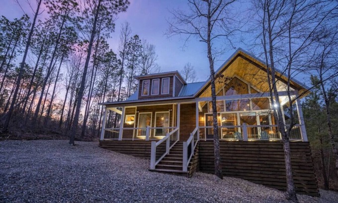 Broken Bow House | Luxury Cabin! Hot tub, Pet Friendly, Foosball!
