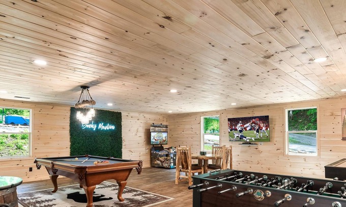 Gatlinburg Cabin | Luxury Cabin : Huge Game Room/Mini Golf/Fire Pit