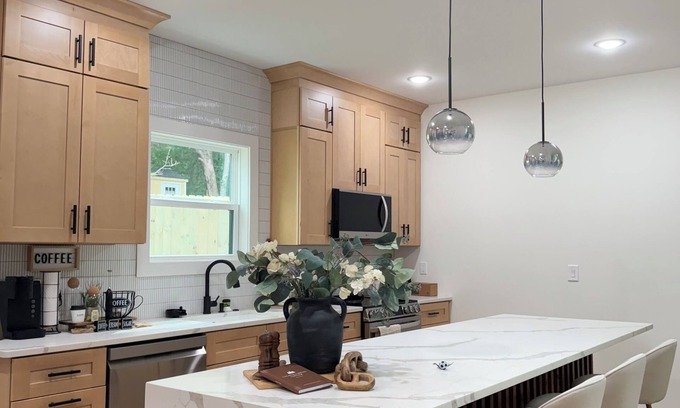 Westminster Cottage | Luxury Cabin Near Lake Hartwell –Pet-friendly, FirePlace/3 bedroom & playground