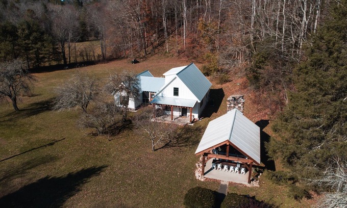 Hampton Cottage | Luxury Cabin nestled in Cherokee National forest steps away from the AT!