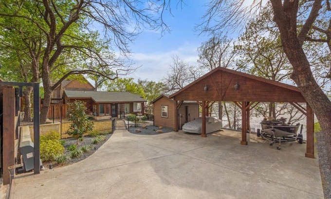 Fort Worth House | Luxury Cabin on the Lake!