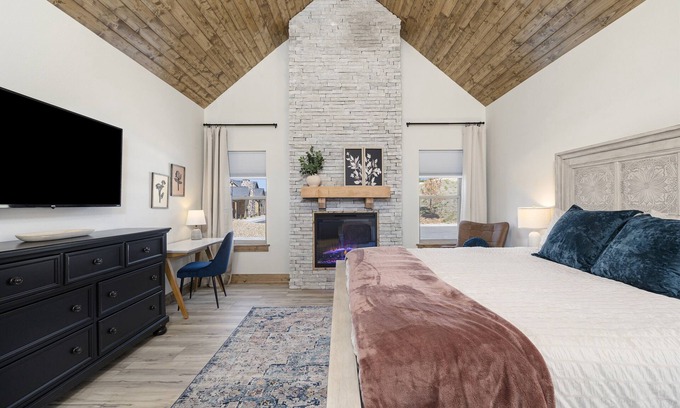 Table Rock Cabin | Luxury Cabin Panoramic View+Hot Tub+Minutes to SDC