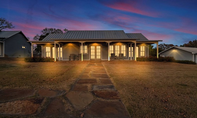 Athens House | Luxury Cabin, Secluded Ranch Retreat | Stocked Lakes, Firepits & Walking Trails