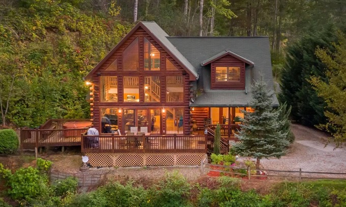 Bryson City Cabin | LUXURY CABIN, SPECTACULAR VIEW, HOT TUB, FIREPIT, PRIVACY, FIREPLACE, JACUZZI n