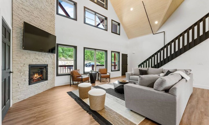 Reeds Spring House | Luxury Cabin w/hot tub, pet frdnly, cmty pool