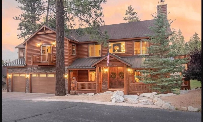 Moonridge Cabin | Luxury Cabin-Walk to Bear Mountain Resort, Trails & Golf