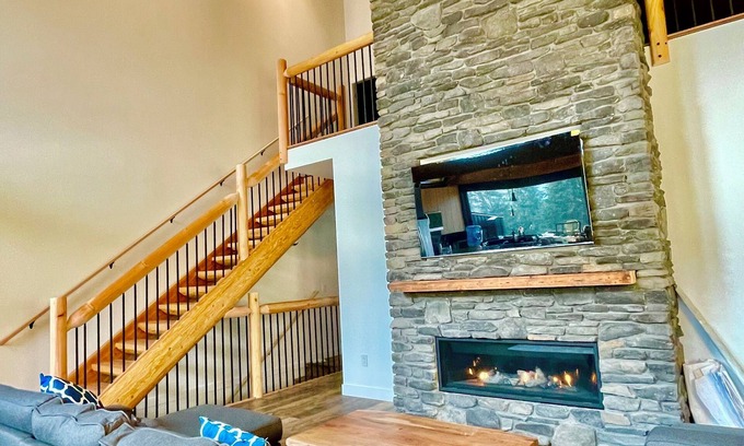 Hemlock Valley Cabin | Luxury Cabin with best games room in Hemlock, hot tub, sleeps 10