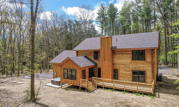Oakland Cabin | Luxury Cabin with Hot Tub! You'll Love This New Construction!