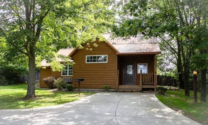 Millersburg Cabin | Luxury Cabin with Hot Tub, Kitchen, Living Room, Fireplace - Sleeps up to 4