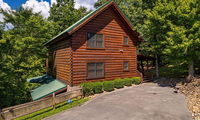 Gatlinburg - Pigeon Forge Cabin | Luxury cabin with private outdoor hot tub and access to resort pool