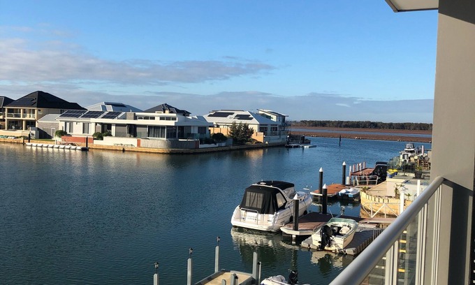 Dudley Park House | LUXURY CANAL PARADISE WITH PRIVATE JETTY